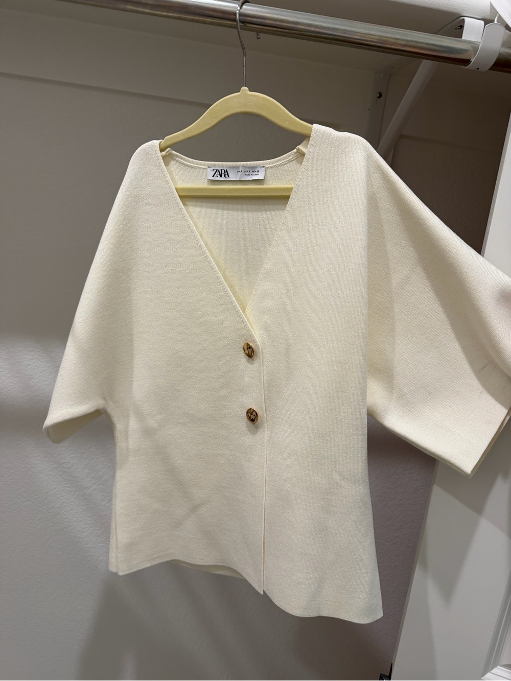 Zara Cream V-Neck Short-Sleeve Button Knit Top